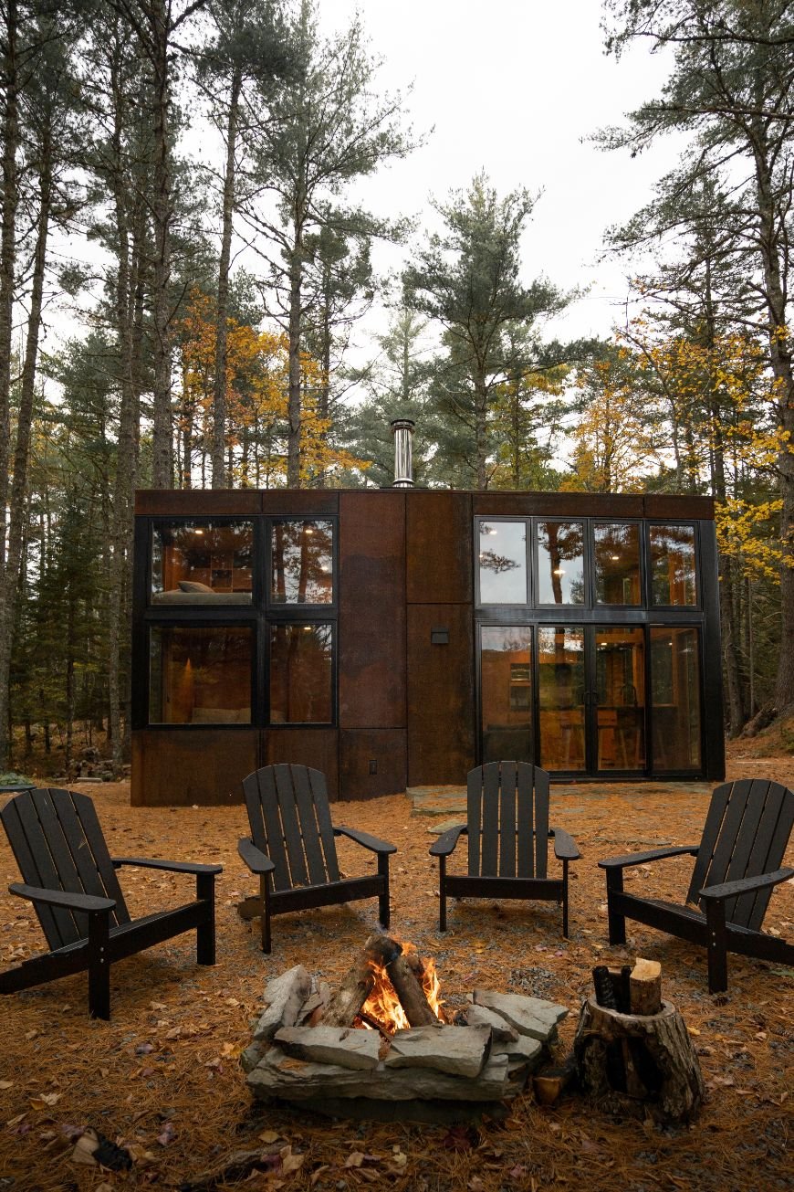Discover the Charm of a Stylish 424-Square-Foot Backcountry Prefab Cabin – Modern Elegance Unveiled